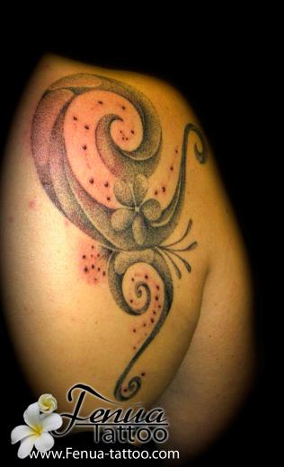 8a°) tattoo fleurs et arabesques en points